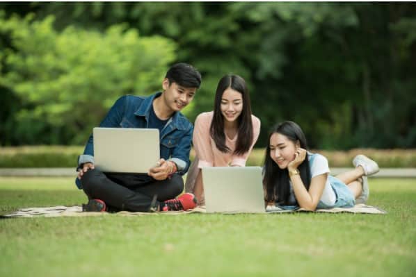 Étudiants dans l’herbe